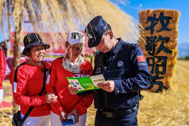 新疆出入境边防检查总站伊犁边境管理支队察汗乌苏边境派出所走进田间景区普法