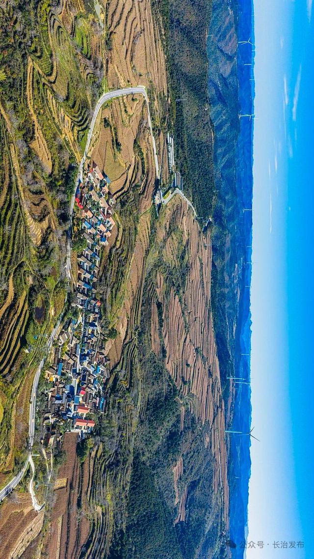 寻色三晋·山河入画｜太行一号旅游公路：在红叶云海间，驶入秋日的山水长卷