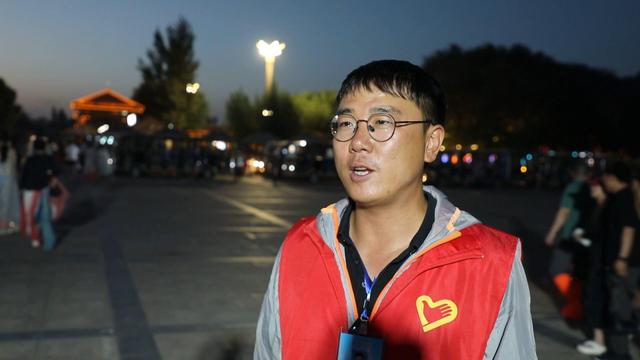 100名志愿者服务保障鸣沙山月牙泉景区星空演唱活动