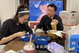 郑恺第三次搬家！为孩子上学租豪华大别墅，餐厅三个儿童座椅抢眼图片