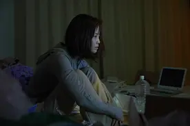 第一批追高黄金的年轻人，已经亏麻了，大学生一天亏一个月生活费图片