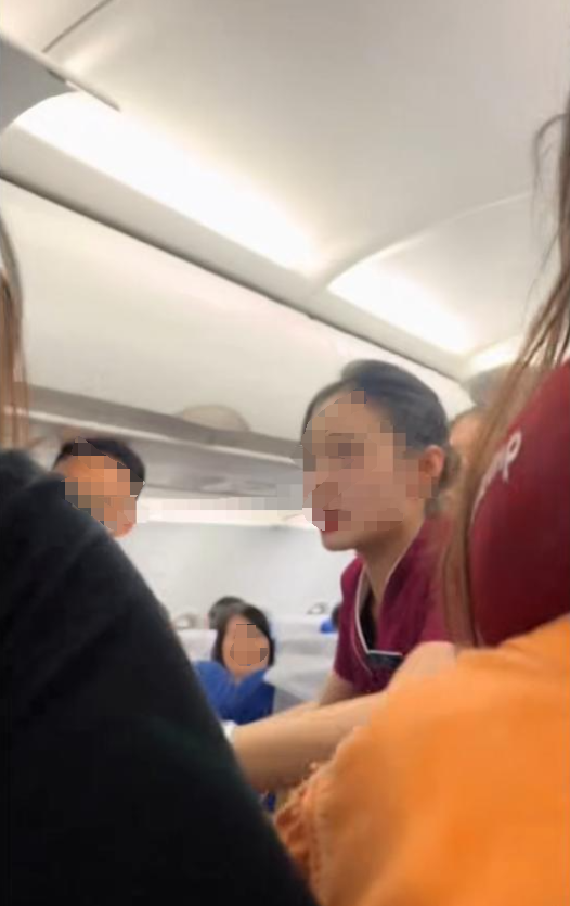 “他还是孩子，你就不能体谅他吗？”飞机上疑因孩子顶座引发乘客打架，警方介入