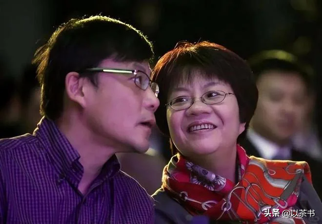 原来李国庆前妻是她，多次上演“互撕”戏码，离婚后整个人大变样