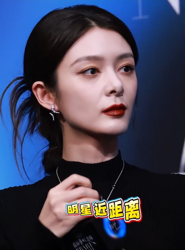 北京红毯太真实	，杨颖险些走光，钟丽缇挤出副乳，张雪迎脸僵肿