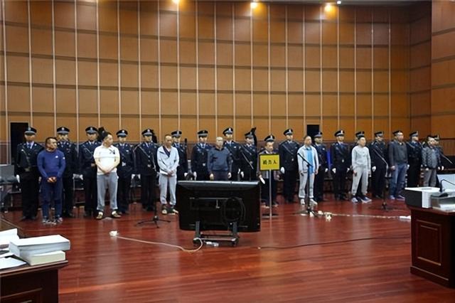 他逃亡16年，靠赃款娶4个漂亮老婆生12个娃，被捕时身家有几个亿