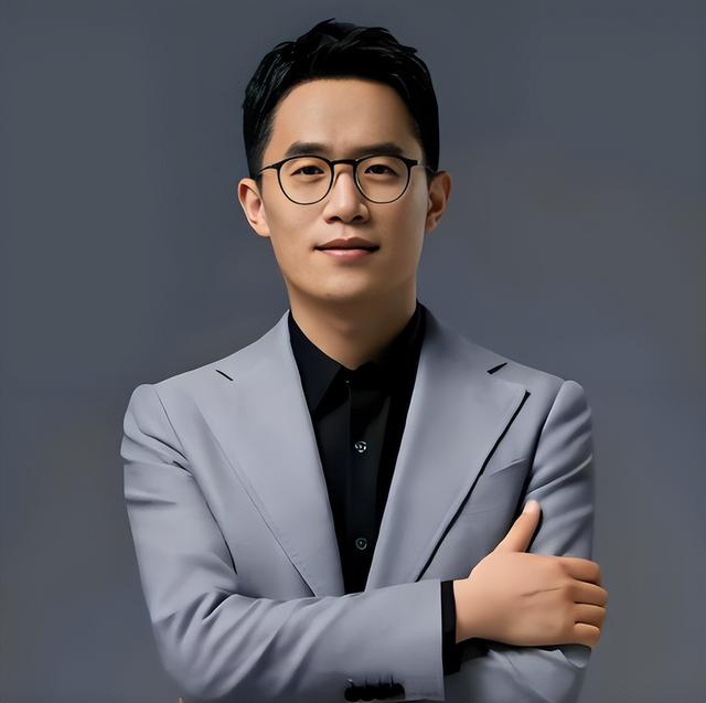 雷军担心的事发生了，王腾垮台留下4大难题，刘强东的话有人信了