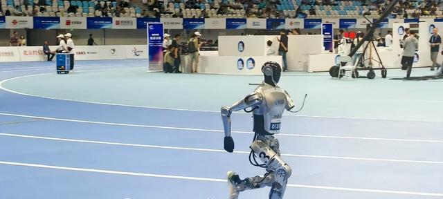 全球砸5000亿搞AI计算，中国仿生机器人领先，打破国外技术垄断