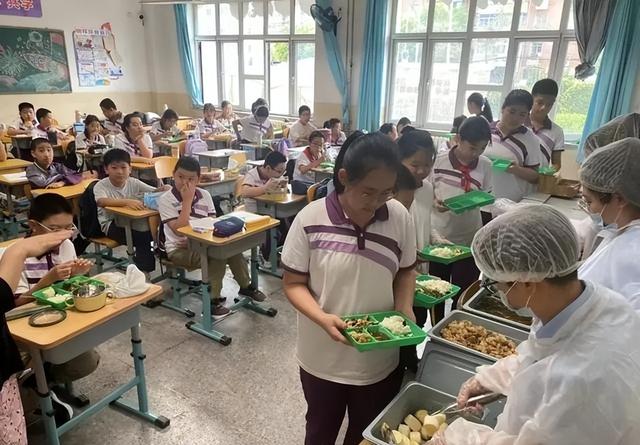 北京下了个死命令：2027年底前，所有中小学必须告别“校外配餐”