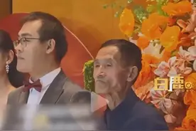 这新郎火了！婚礼上新郎怕父亲紧张，全程牵着父亲的手，人们泪目图片