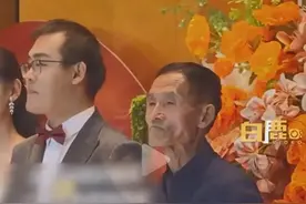 这新郎火了！婚礼上新郎怕父亲紧张，全程牵着父亲的手，人们泪目图片