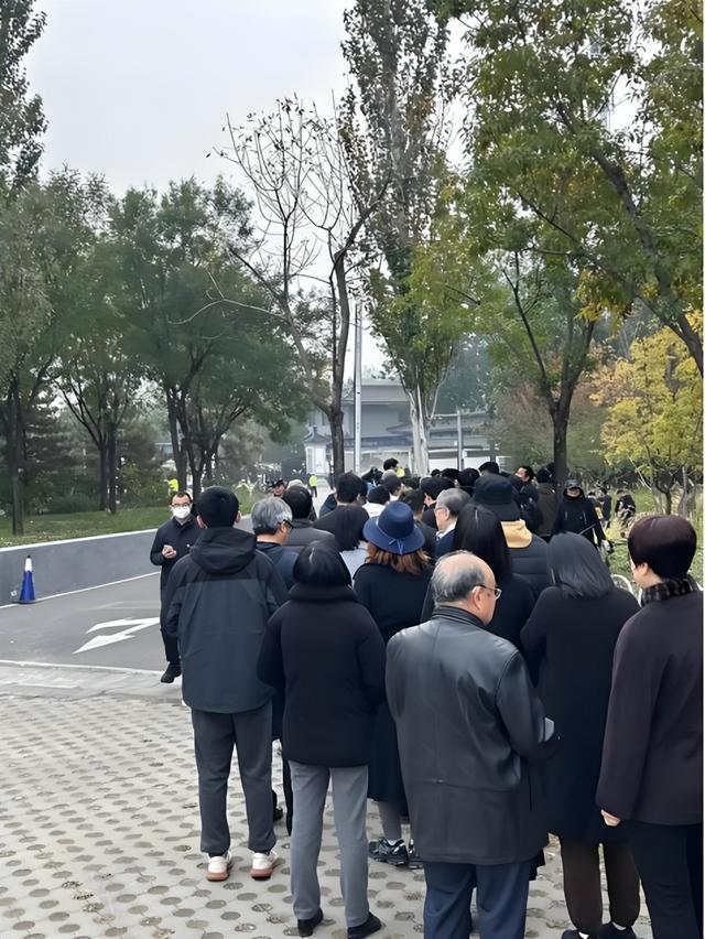 杨振宁告别仪式上，49岁翁帆近照曝光，原来杜致礼亲妹真的没说错