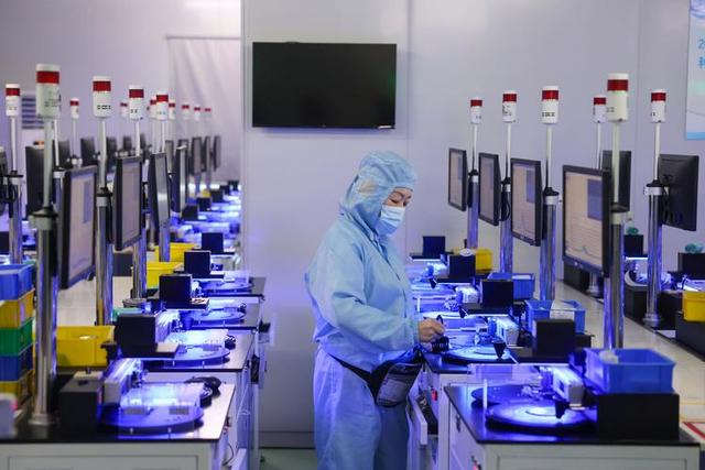 美国攻克稀土提炼技术，中国攻克芯片光刻技术：哪个价值更大？