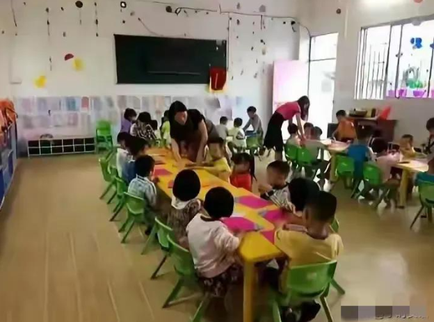 幼儿园全免费政策一发布，幼教市场瞬间“变天”！动了谁的蛋糕？