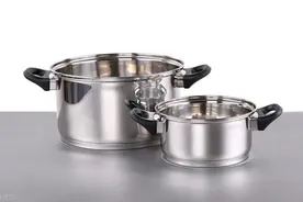 不锈钢锅上的黄渍黑渍难去除？教你一招，不用洗涤剂立刻洁净如新图片