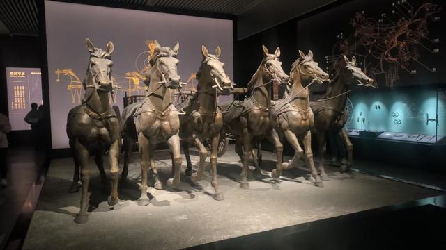 阳逻街老干党委组织老干部参观湖北省博物馆