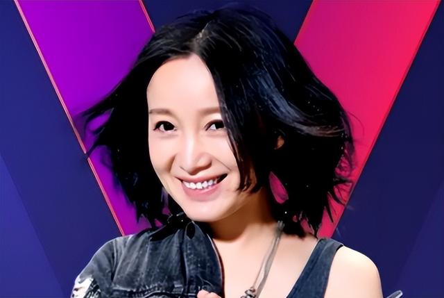 连上5次春晚，却和恩师同居怀孕被骗流产，如今56岁的她依然单身