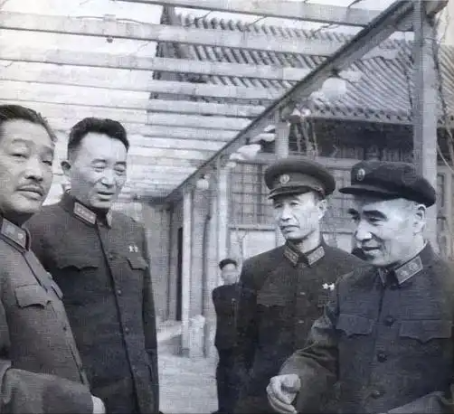罗荣桓建议贺龙当国防部长，毛主席：让贺老总当军委第二副主席吧