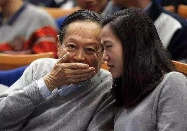 杨振宁离世不到1个月，三大历史争议被扒，原来他并非想象中那样