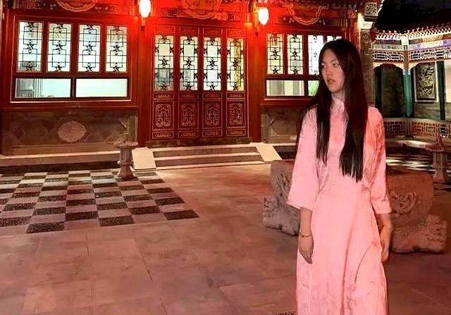王诗龄大半夜晒北京小院，穿旗袍拍照面无表情，上演“中式恐怖”