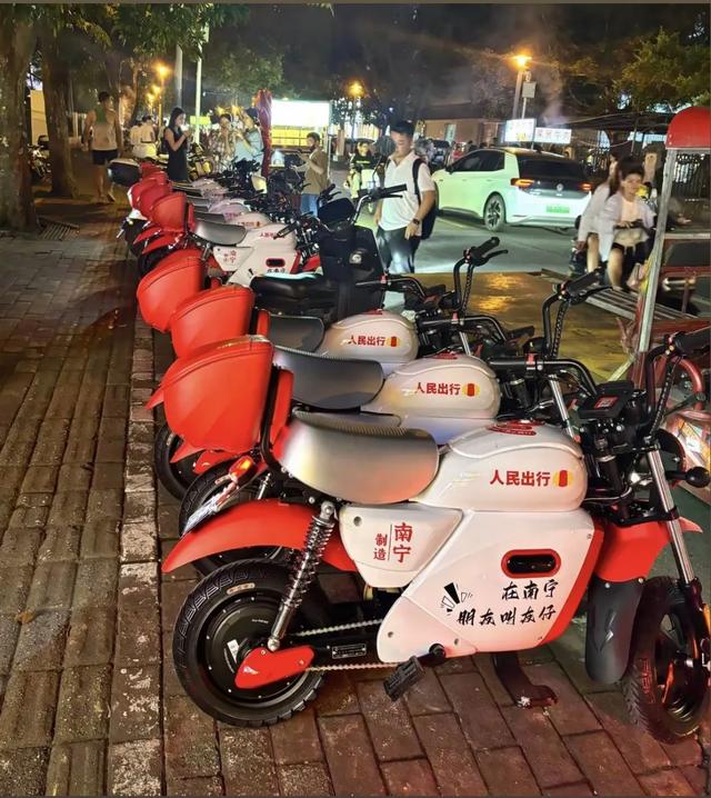 南宁共享电车像机车，还有后备箱引热议，网友：我的螺蛳粉挂哪？