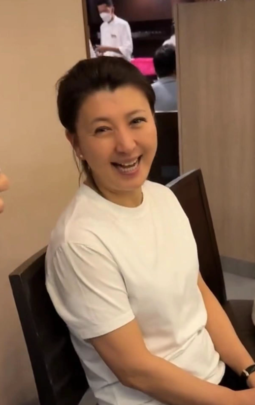 一顿饭11个菜	，客厅大得能打球，哭穷的闫学晶害惨“啃老”的儿子