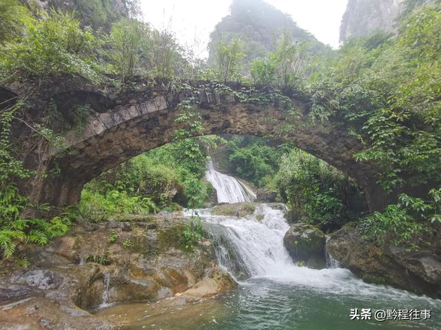旧时古道，如今人迹罕至；峡谷中间，有一个美丽野瀑布