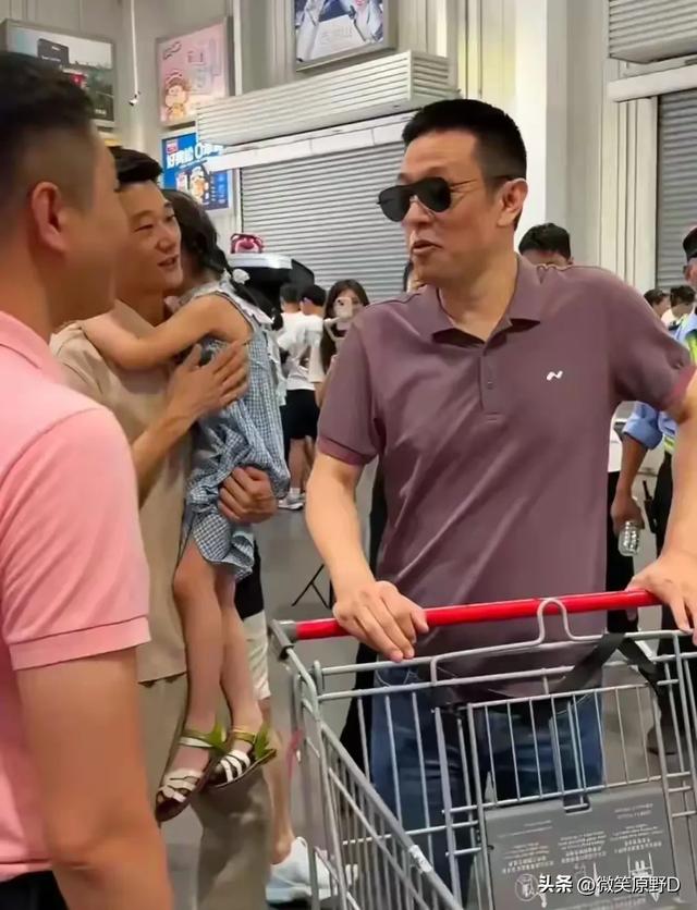 网友超市偶遇李斌夫妇！CEO零架子握手拍照，妻子侧颜美上热搜