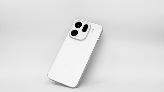 OPPO Find X9 Pro霜白：绒砂工艺藏细节，简约机身显高级