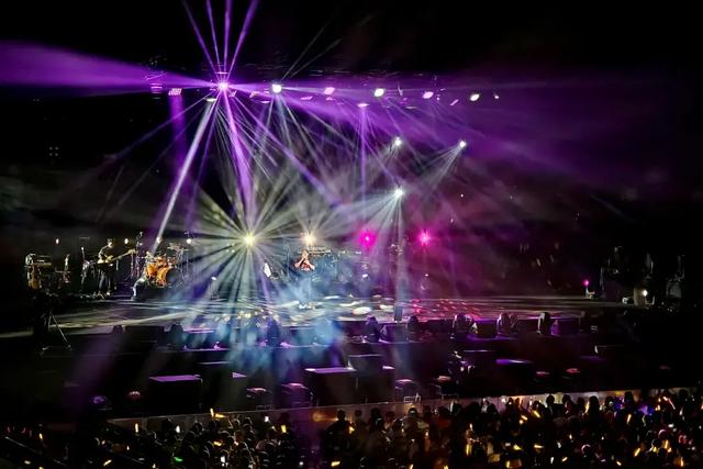 厦门这家新开业的万怡，泳池堪比W！就在五缘湾对面，海景绝了