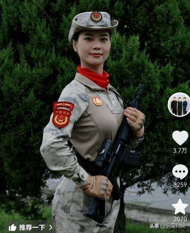 哗众取宠！93受阅女兵参加婚礼，穿着打扮被骂惨，评论区当场炸锅