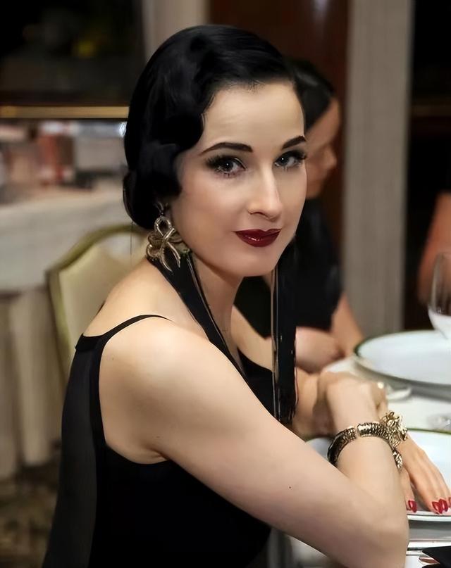 蒂塔：世界第一脱衣舞女，让男人痴迷，让女人惊叹，魅力四射