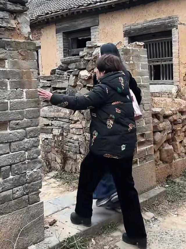 远嫁两姐妹驱车千里回老宅	，心酸呐喊“要有个兄弟多好