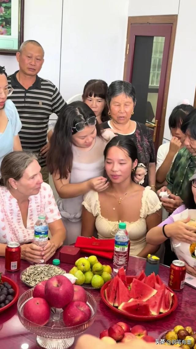 寻亲女孩懂得感恩，回比利时前，看望短暂收养家庭，送外甥滑板车