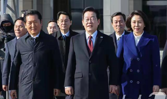 零下北京，她光腿穿大衣！韩国第一夫人访华首秀	，手挽李在明幸福