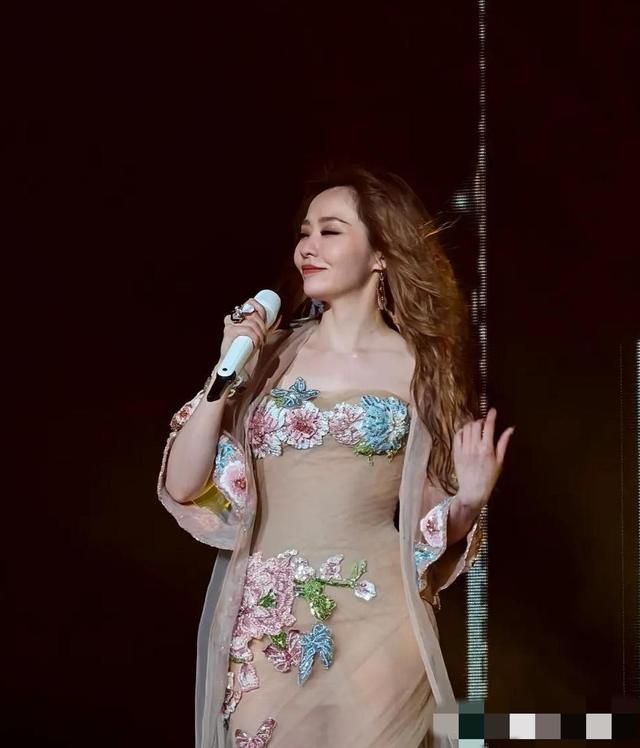 “这裙子根本透不过去？”热搜炸了，张靓颖一出场全场窒息