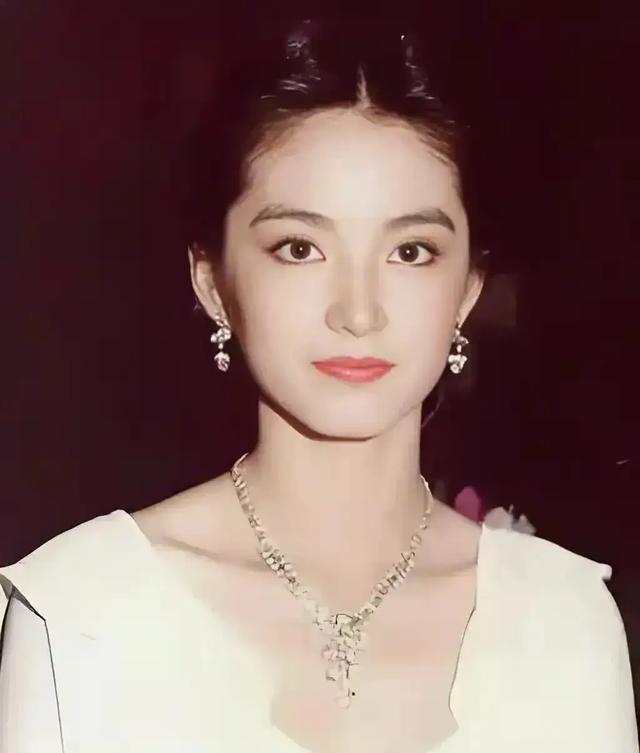 年轻时倾国倾城，美得不可方物！晚年自然老去，你还认得出？
