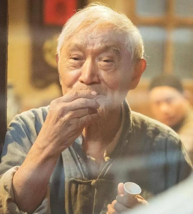 90岁牛犇近况曝光，做饭环境脏乱差，用塑料瓶保温菜、拖把当拐杖