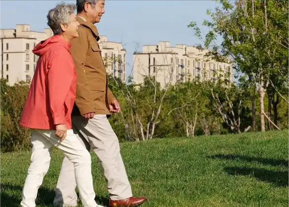 老人越散步命越短？专家：老人散步，这3点千万多留意，别不听劝