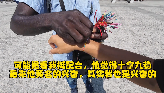 黑吃黑！中国小伙去国外遇骗子，扮成日本人唱歌，一句话讹他10刀
