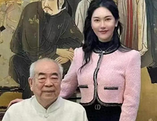 87岁范曾近况：他86岁娶的小50岁娇妻徐萌，如今已成他的晚年依靠