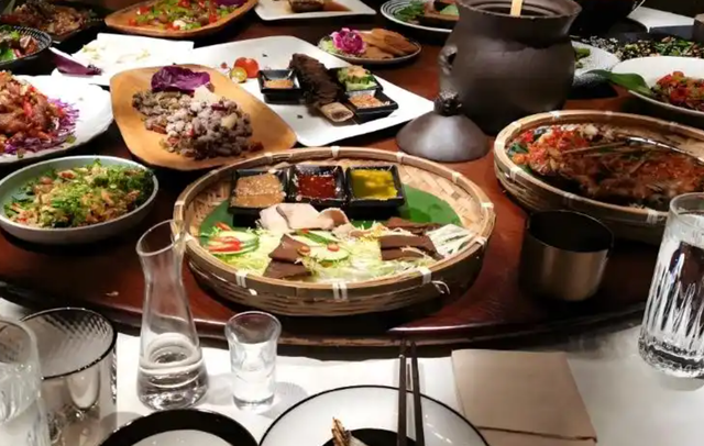 故事:副县长到镇检查工作,镇长建议在镇大灶吃饭，副县长：去饭店