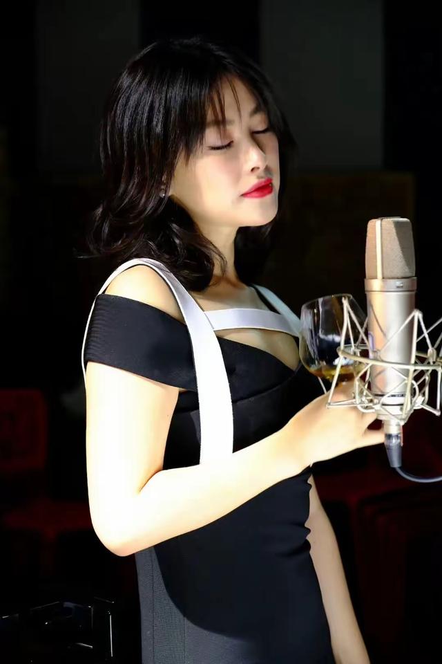 鏈辩彔婕旂粠銆婇厭閱夌殑鎺㈡垐銆嬶細閱夊湪鑸炴閲岀殑杩蜂汉椋庢儏