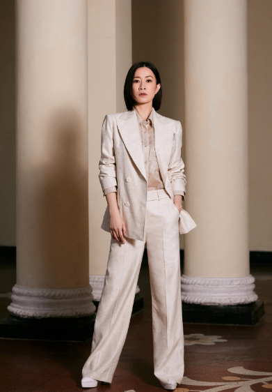 没想到，许绍雄猝然离世不到24小时，佘诗曼竟因一个举动口碑暴涨