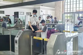 霍尔果斯口岸进出境人次首次破百万图片