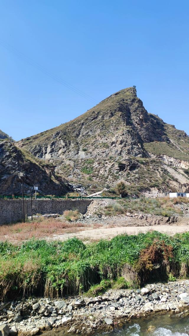呼和浩特哈拉沁沟，一条小河从两山峡谷流出，步行只能走小路