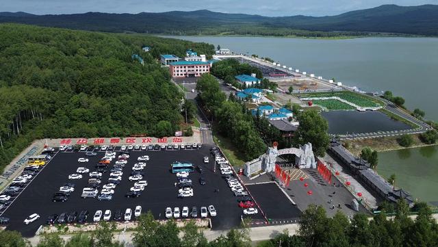 东方红林业局有限公司赫哲湖畔民宿度假区16日正式营业 全省最大的卡丁车专业赛道开门迎客