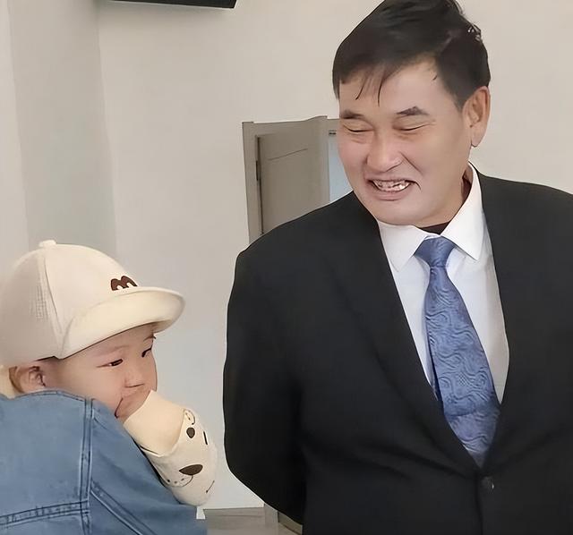 胜诉不到2月，恶心的一幕又出现了，这一次，大衣哥终于不再隐忍