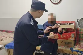 镇原公安：民警深夜送走失老人回家 被热情“投喂”水果……图片
