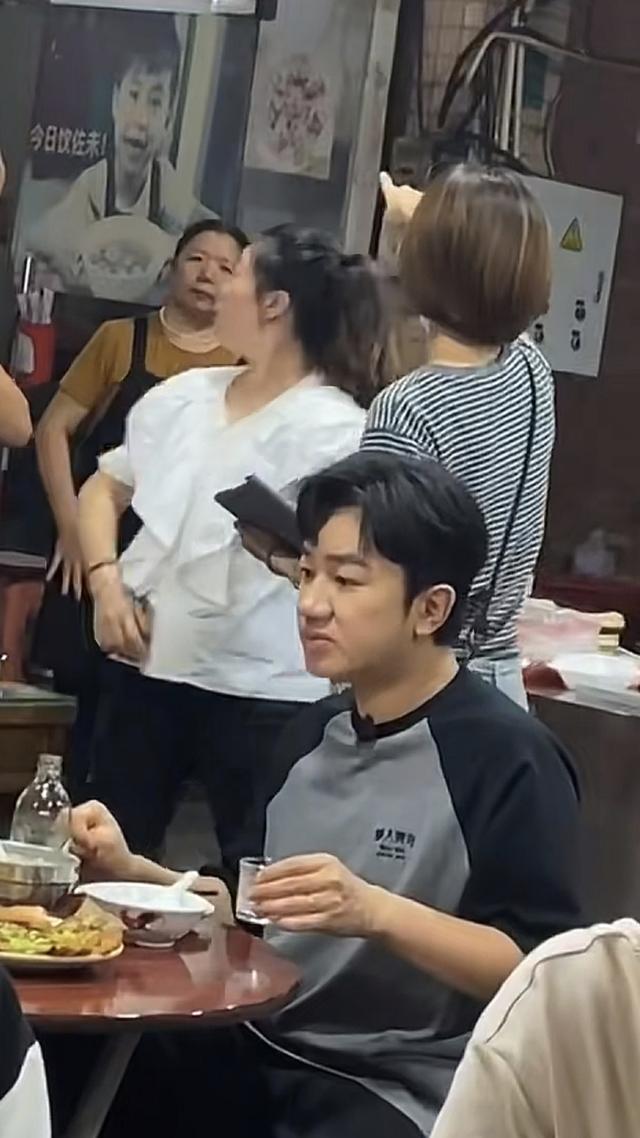 香港街头偶遇王祖蓝，本人非常低调随和，鼻子好大，好像还没睡醒