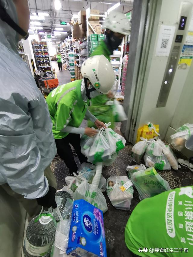 众包仔接到小象超市的订单，几张照片带你领略一下驻店骑手的状态